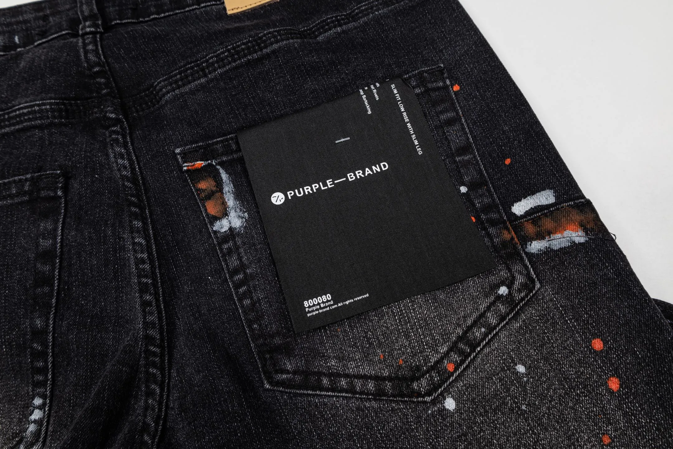 145 PURPLE BRAND 26New Arrival washed jeans with splash holes and holes. Really restores the ultimate Vintage texture. Three-dimensional version. Loose and comfortable, not picky on the figure. Makes taller and slimmer. Factory-made. Original factory quality control. Same style for men and women. Can be paired with couples. Versatile recommendation. Must-have jeans for all seasons. Hipsters have been disappointed. From the quality selection of fabrics, the tailoring of details, and the matching of patterns, they are all impeccable! The upper body is so handsome when worn...it can be easily worn by men, women and children! The craftsmanship is made of heavy-duty washed pure cotton denim fabric. After washing, it is soft and thick. It is very stylish when worn on the body. Color: Black Style number: # Size: 28 30 32 34 36